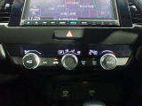 運転席からも手が届きやすく、操作しやすい空調コントロールパネル。オートエアコンなので操作の煩わしさが無くオールシーズン快適にドライブできます。快適空間で運転に集中できますね。