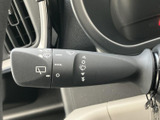 雨天時でもクリアな視界を確保できるワイパーレバー。操作も簡単で、雨の日の運転をサポートします。フロントガラスの清掃もスムーズに行えます。