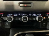 オートエアコンは左右席で独立温度コントロールが可能です。運転席はキンキンに冷やして助手席はマイルドにと言った設定が可能です☆暑さ寒さでケンカすることもなくなりますね♪