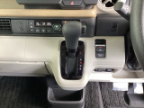 足元スッキリ、インパネシフトです。パーキングブレーキは電子制御パーキングブレーキタイプなので、運転席と助手席の間がスッキリしています。