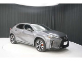 LEDヘッドランプにはアダプティブハイビームシステム「AHS」を採用。光検出カメラで車両検出をし、先行車や対向車に直接ハイビームを当てないように部分遮光します。