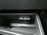 ここに ETC付いております。高速道路の料金所もスイスイ♪ ETCカードの申し込みは日産カードがおすすめ!!!「安心」「おトク」「便利」で皆さまのカーライフをサポートする特典満載のカードです。