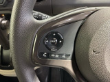 ステアリングにオーディオ操作スイッチが付いています。オーディオ画面に直接タッチしなくても操作が出来ますので、運転に集中できます。