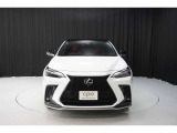エクステリアは、一目でLEXUSとわかるスピンドルグリルを起点に、人が乗るキャビンの前後を大胆に絞り込んだ菱形のボディと力強く張り出したホイールフレアを融合させ、タイヤの存在を強調しています。