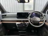運転席席内装の全体像です、細部まで上質なインパネ周りはこのように機能的にまとまっています。