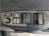 パワーウィンドウのスイッチですよ。 運転席に居ながら窓を開け閉めのコントロールできますよ。 ロック機能で、子供がイタズラして窓を開けるという事も無くなりますよ。