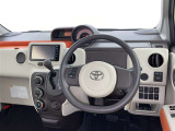 運転席まわりです。 各操作スイッチは使いやすい位置に配置されてます。