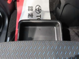 助手席の下にも収納があります!