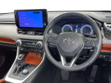 運転席まわりです。 各操作スイッチは使いやすい位置に配置されてます。
