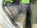 後部座席も気になるようなキズ・汚れやへたり等、大きなダメージはなく、良好な状態です。