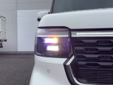 【LEDヘッドライト】悪天候や夜間走行時も良好な視界を確保し安心して運転できる高輝度LEDヘッドライトを装備!点灯速度が早く、消費電力も抑えられています。