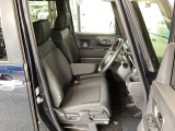 フロント広々、ベンチシートの運転席は、ハイトアジャスターが付いているので、快適にドライブができます。ハンドルはチルトステアリングで、ハンドル位置を上下に調節できます。