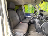 運転席まわりには十分なスペースがあり、大柄な方でもゆったり運転していただける環境です。
