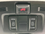 【両側パワースライドドア】スマートキーや運転席のスイッチで後席両側スライドドアの開閉が可能♪電動だから力を入れてドアを開ける必要が無く、小さなお子様でも簡単に開け閉めでき快適です♪