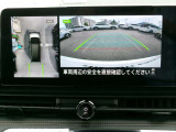 リバースにシフトするとまるで上空から見下ろしているような感じにナビゲーション画面に映し出します