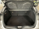 トランク収納スペースをご確認ください。荷物の積み下ろしがしやすい広さを確保しており、日常使いからレジャーまで幅広く活用できます。
