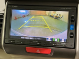 リバースギアに入れるだけで後方の表示へ切り替わります。夜間や雨の日の駐車も楽になりますよ。