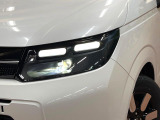 【LEDヘッドライト】悪天候や夜間走行時も良好な視界を確保し安心して運転できる高輝度LEDヘッドライトを装備!点灯速度が早く、消費電力も抑えられています。