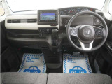 運転にかかわる様々な操作を安全に行えるように視点移動が少なく、操作性に配慮されたスイッチ類が凝縮されたコクピットです。