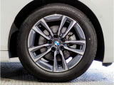 BMWの純正アロイホイールは軽量かつ強度にも優れているホイールで走行性能を引き上げる設計になっております。足元にもBMWは妥協がなくこだわっている個所になります。