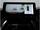 パノラミックビューモニター装備!トップビュー&フロントビュー・車両に取り付けたフロント、サイド、バックカメラの映像を合成して画面上に表示させることで、低速時の運転を補助する装置です。