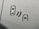 【ブラインドスポットモニター】走行中、ドアミラーの死角になりやすい箇所に後続車が接近するとサイドミラーのレンズに警告を表示!ドライバーに注意喚起をしてくれます。