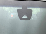 【エマージェンシーブレーキ】走行中に前方の車両等を認識し、衝突しそうな時は警報とブレーキで衝突回避と被害軽減をアシスト。より安全にドライブをお楽しみいただけます。