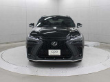 エクステリアは、一目でLEXUSとわかるスピンドルグリルを起点に、人が乗るキャビンの前後を大胆に絞り込んだ菱形のボディと力強く張り出したホイールフレアを融合させ、タイヤの存在を強調しています。