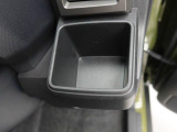 カップホルダーは運転席や助手席からちょうど手の届く位置です!!