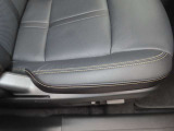 運転席の電動パワーシートとシートメモリーも付いています。