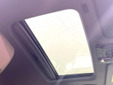 【サンルーフ】開放感たっぷりの希少装備、サンルーフが装着されています!車内に明かりを取り入れたり景色を楽しむ以外にも、車内の空気も簡単に換気できて快適です!