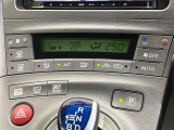 【オートエアコン】一度お好みの温度に設定すれば、車内の温度を検知し風量や温度を自動で調整。暑い&hellip;寒い&hellip;と何度もスイッチ操作をする必要はありません。快適な車内空間には必須の機能ですね♪