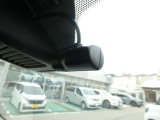 ドライブレコーダーは、車の運転中に前方の映像を記録する装置です。万が一の事故の際に、状況を記録して証拠として利用することができます。