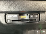 ハンドルの右側にETC2.0がついています。高速道路の料金所の通過も楽々です!。カードの取り出しもしやすい場所についています。