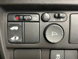 狭い所でも乗り降り楽々な両側スライド、左側電動スライドドアです!簡単にドアの開閉が出来る為、荷物で手が塞がった時なども大変便利です!室内からミラーの開閉が可能な電動格納ミラーです!