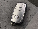 ドアの開閉時、両手が荷物で塞がっている時はキーレスでのカギの解除が大変ですよね。スマートキーはポケットやバッグに入れておけば、ノブに触れただけでロックの解除が可能です。とても便利な機能です
