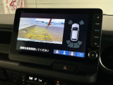 リバースギアに入れるだけで後方の表示へ切り替わります。夜間や雨の日の駐車も楽になりますよ。