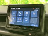 見やすい大型ディスプレイが、運転をサポート。多彩な機能で、快適なドライブをさらに楽しめます。Bluetooth接続で、お気に入りの音楽も。