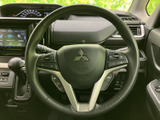 握りやすいステアリングで、快適な運転操作を実現。オーディオやハンズフリー通話など、便利な機能も搭載。運転の楽しさを向上させます。