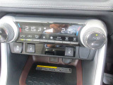 左右独立温度コントロールフルオートエアコンです。運転席、助手席それぞれで独立して温度設定ができます。冷え性の方が乗っても安心ですね♪