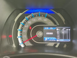 視認性の高いメーターで、運転に必要な情報をしっかり確認できます。速度や回転数など、重要な情報を一目で把握できます。