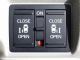 運転席からもスライドドアを楽々操作でスピーディーに!またスマートキーでも開閉できるので便利です。