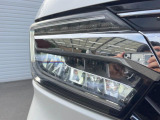 【LEDヘッドライト】悪天候や夜間走行時も良好な視界を確保し安心して運転できる高輝度LEDヘッドライトを装備!点灯速度が早く、消費電力も抑えられています。
