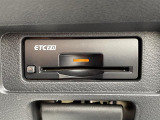 【ETC】有料道路を利用する際に料金所で停止することなく通過できる、ETC車載器(ノンストップ自動料金収受システム機器)が装備されています。セットアップを行うことで利用可能になります。