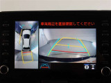 パノラミックビューモニター付きです。車両を上から見たような映像をモニター画面に表示。運転席からの目視では見にくい、車両周辺の状況をリアルタイムでしっかり確認できます。