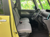 広々とした室内空間で、ゆったりとくつろげます。運転席からの視界も広く、運転操作も快適に行えます。清潔感も保たれています。