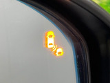 【リヤクロストラフィックアラート(RCTA)】駐車スペースから出る時に後方を横切ろうと接近してくる車両を検知しお知らせします。ショッピングモールなど大型商業施設の混雑した駐車場でも安心ですね♪