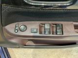 電動格納式リモコンドアミラーと、パワーウィンドウスイッチ等は運転席ドアにあります。