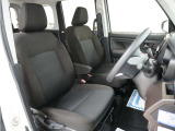 運転席のスペースはゆったりしていて、視界も広く確保されているので普段の運転からロングドライブまで快適です。
