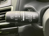 雨天時もクリアな視界を確保。ワイパーレバーで簡単に操作でき、安全な運転をサポートします。悪天候時でも安心です。